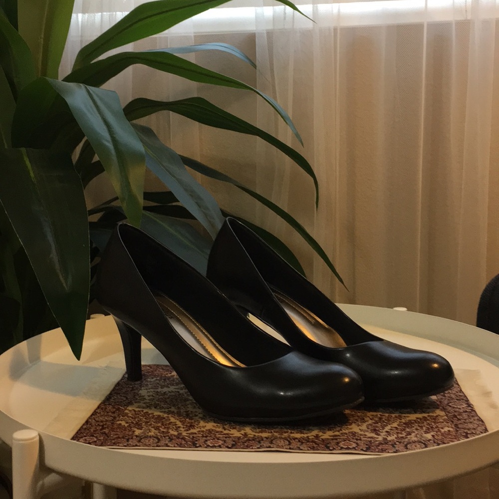 BLACK COMFORT HEELS
